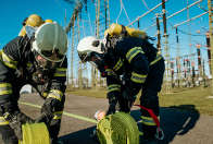 Feuerwehr beim Legen der letzten Schlauchmeter im UW_c_NIklasStadler_APG_Sarasdorf-61.jpg